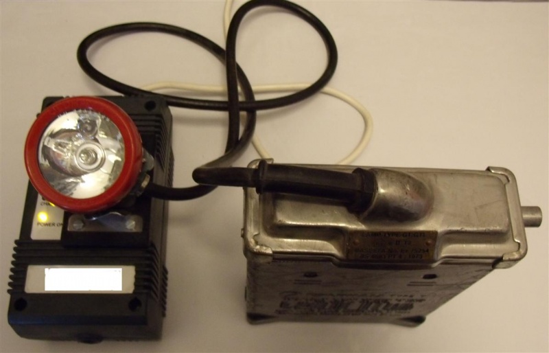 Datei:Ladegerät und Kopflampe.JPG