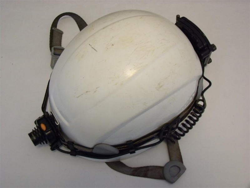 Datei:(Kletter-)Helm mit Stirnlampe.JPG